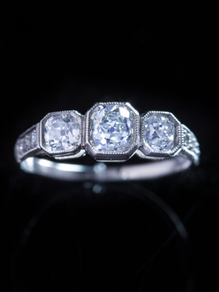 Estate 1,31 ct Diamond Three Stone Trilogy Fabulous Timeless Ring